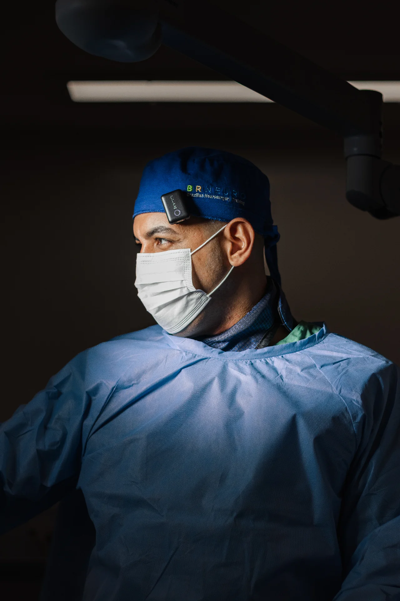 Dr. John Rocha em corredor hospitalar